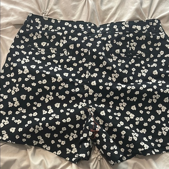 Amazon Essentials Black and White Floral Bermuda Shorts - Picture 5 of 6